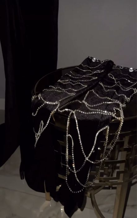 Сукня чорна зі шлейфом корсетна