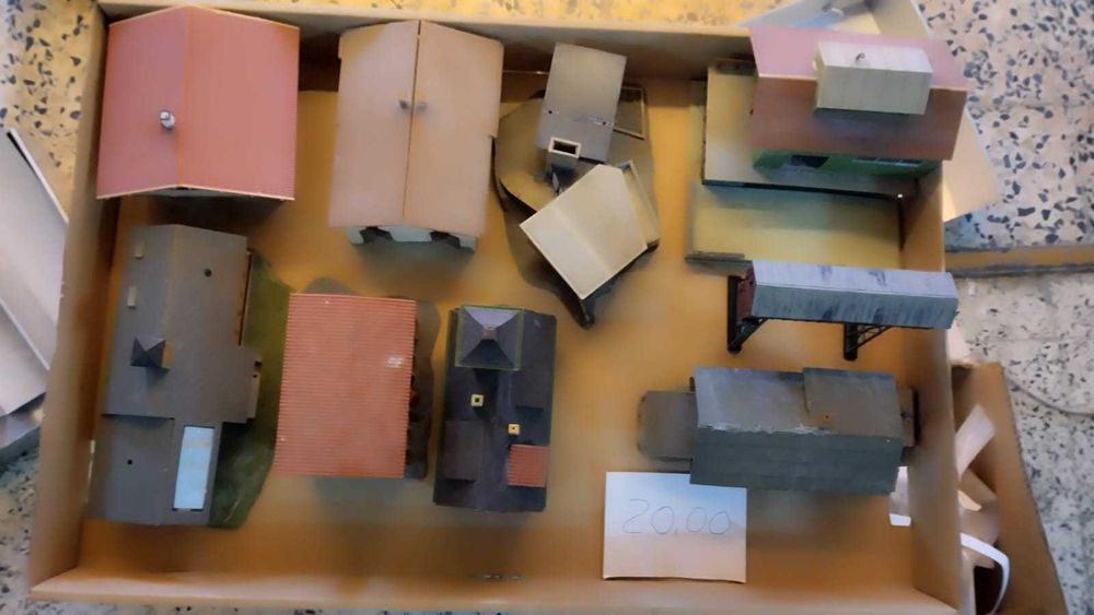 diversos edificios na escala HO