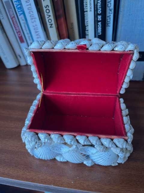 Caixa decoratica com conchas