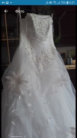 Свадебное очень красивое платье без бретелек затягивается на карсете