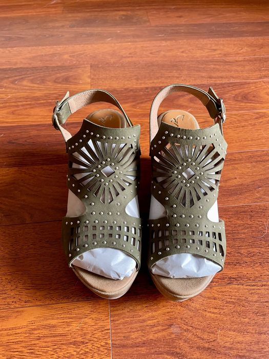 Sandálias em pele e bom estado