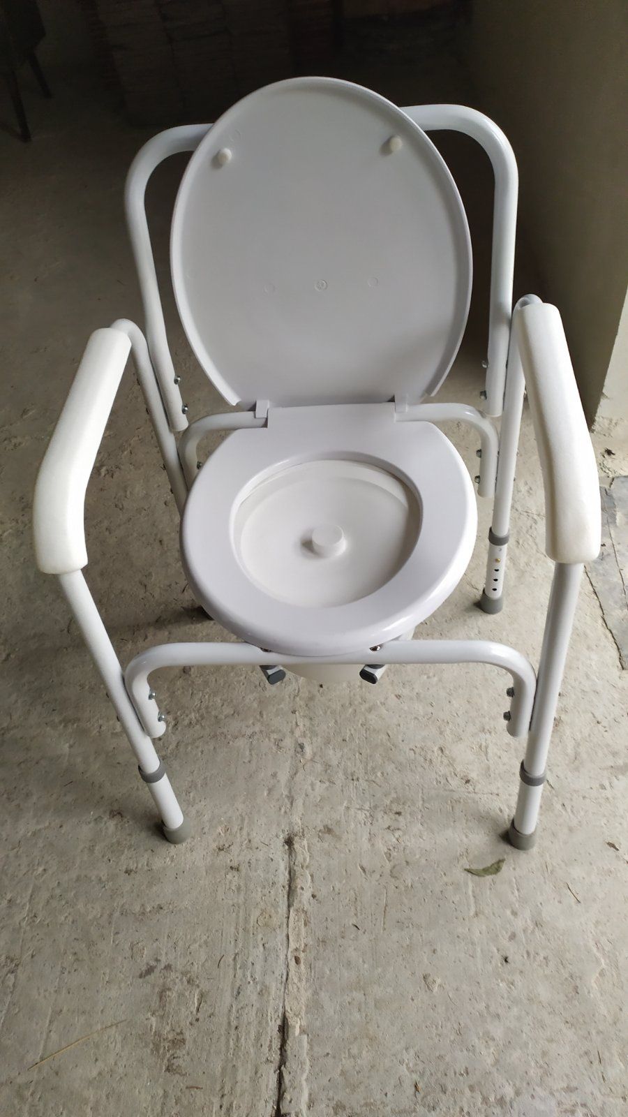 Крісло-туалет для обмежених в русі