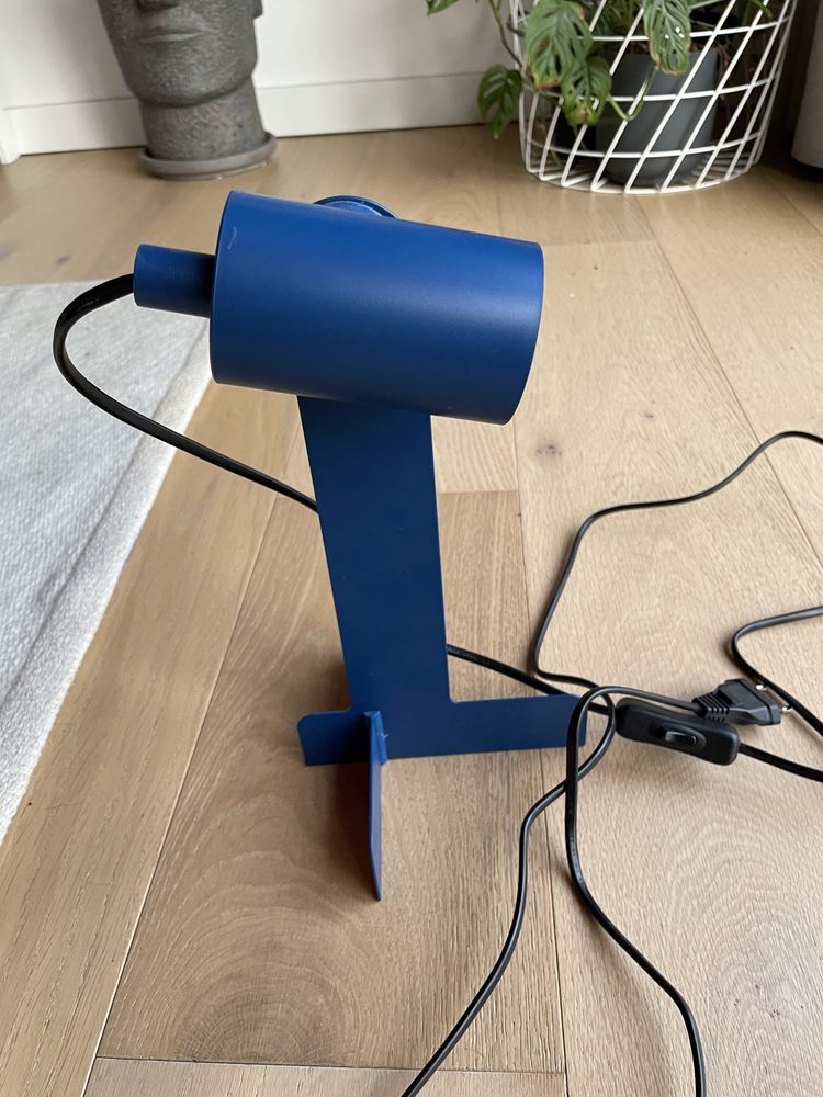 Lampa biurkową Ikea Flottilj (niebieska) z żarówką.