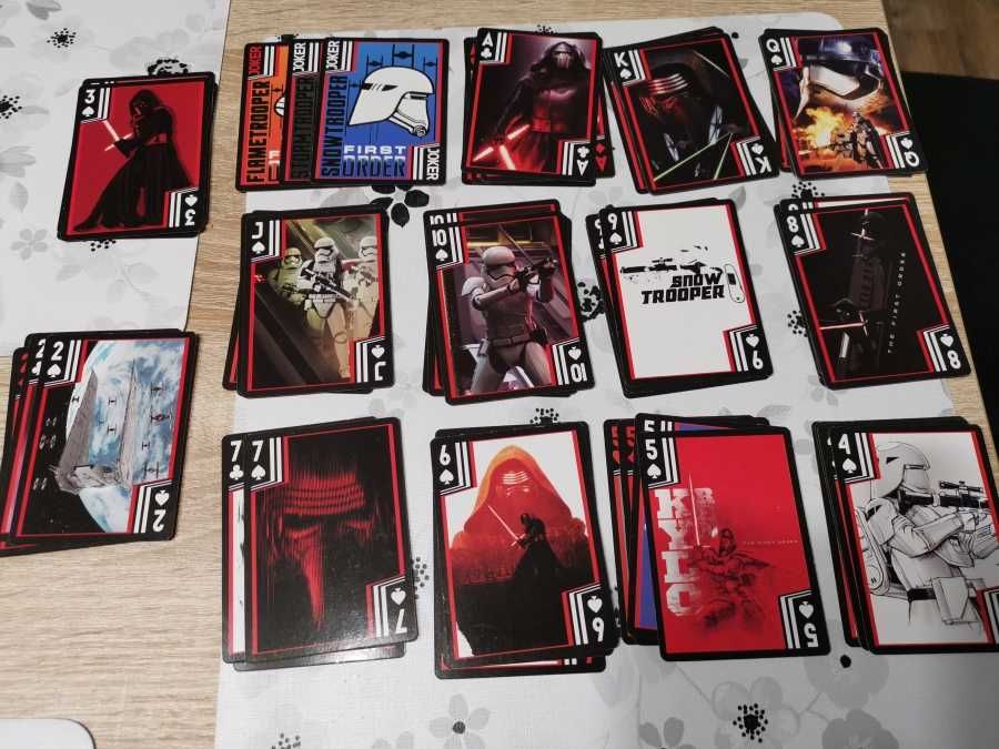 Karty do gry z motywem Gwiezdne Wojny pojemnik hełm klona NOWE