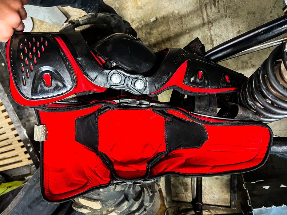 EVS Epic шарнірні наколінники