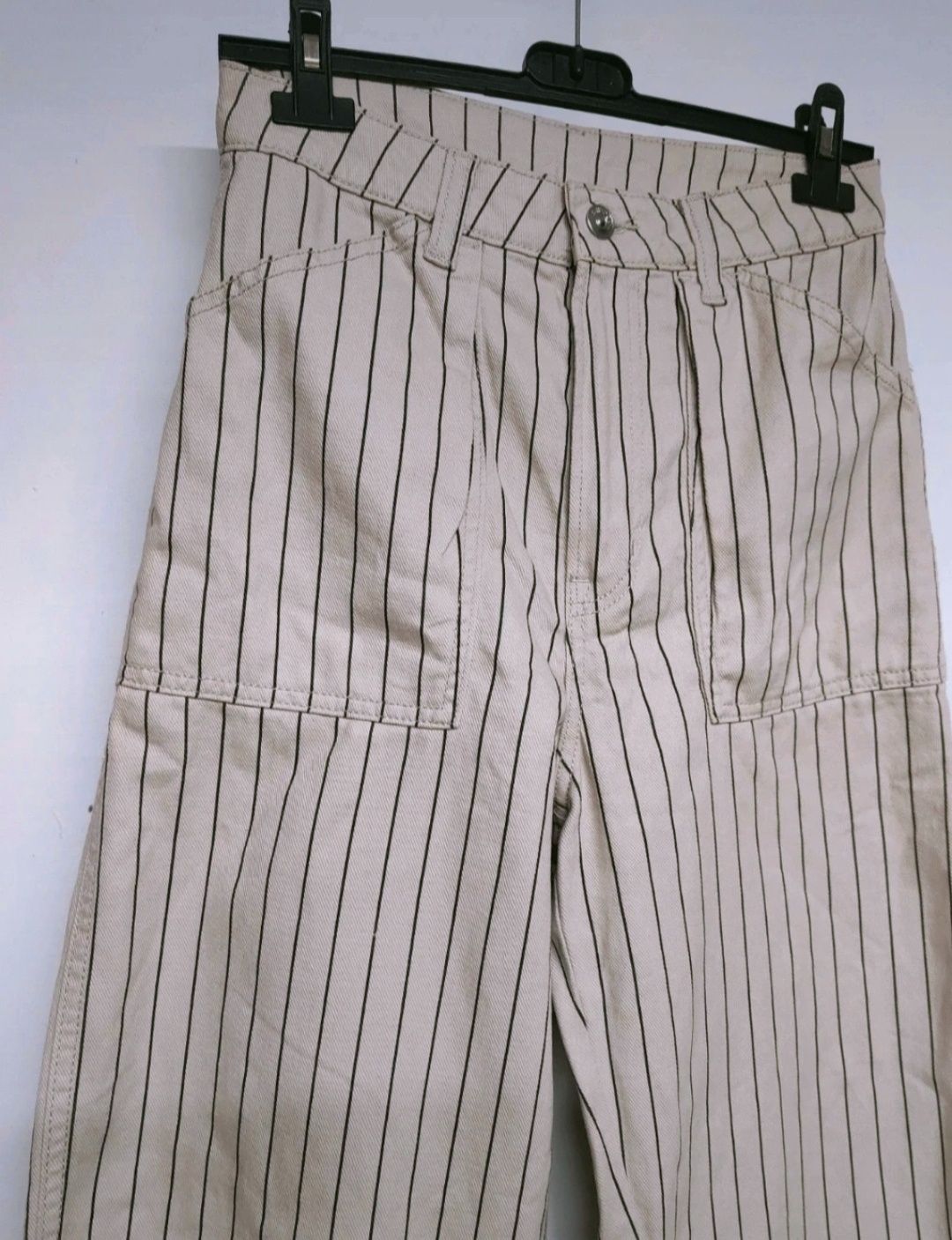 Beżowe luźne spodnie cargo z kieszeniami modne szerokie nogawki 36 38