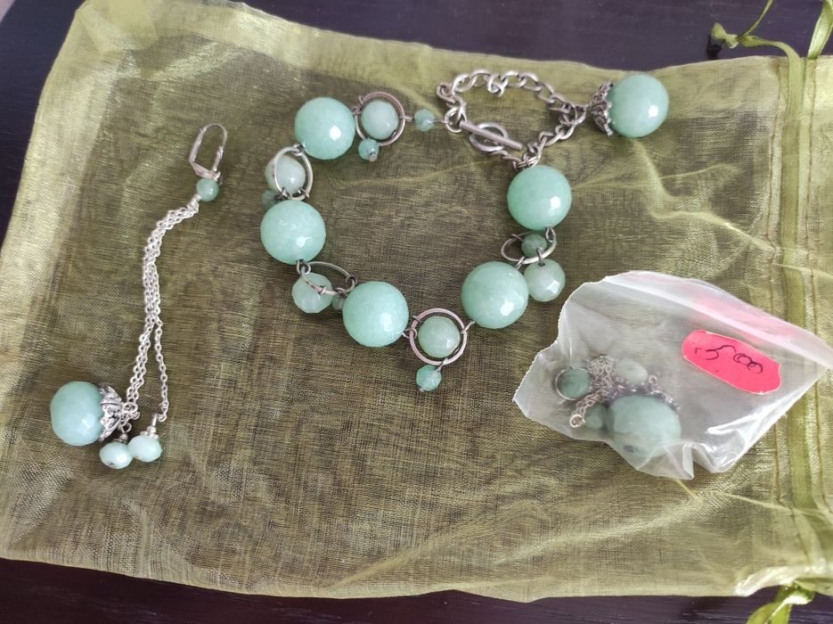 Набор из натурального камня.