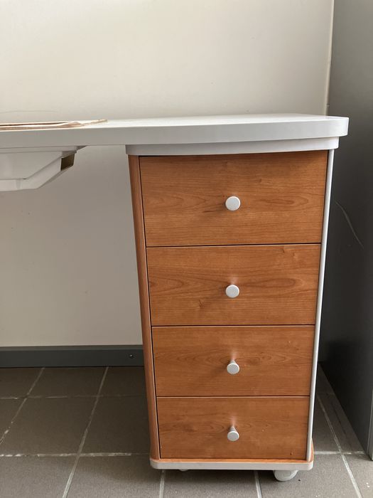 Mesa de manicure com aspirador