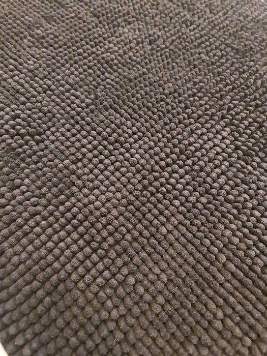 Czarny dywanik łazienkowy