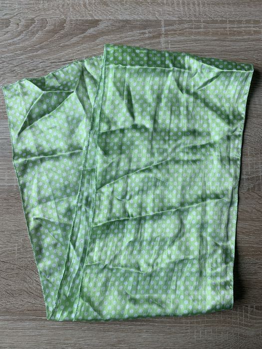 Zielony szal satynowy w kropki