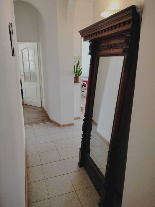 Lustro w stylu antycznym w drewnianej ramie