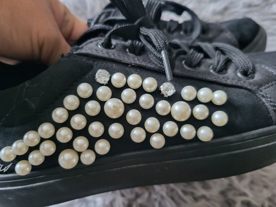 Buty damskie z koralikami