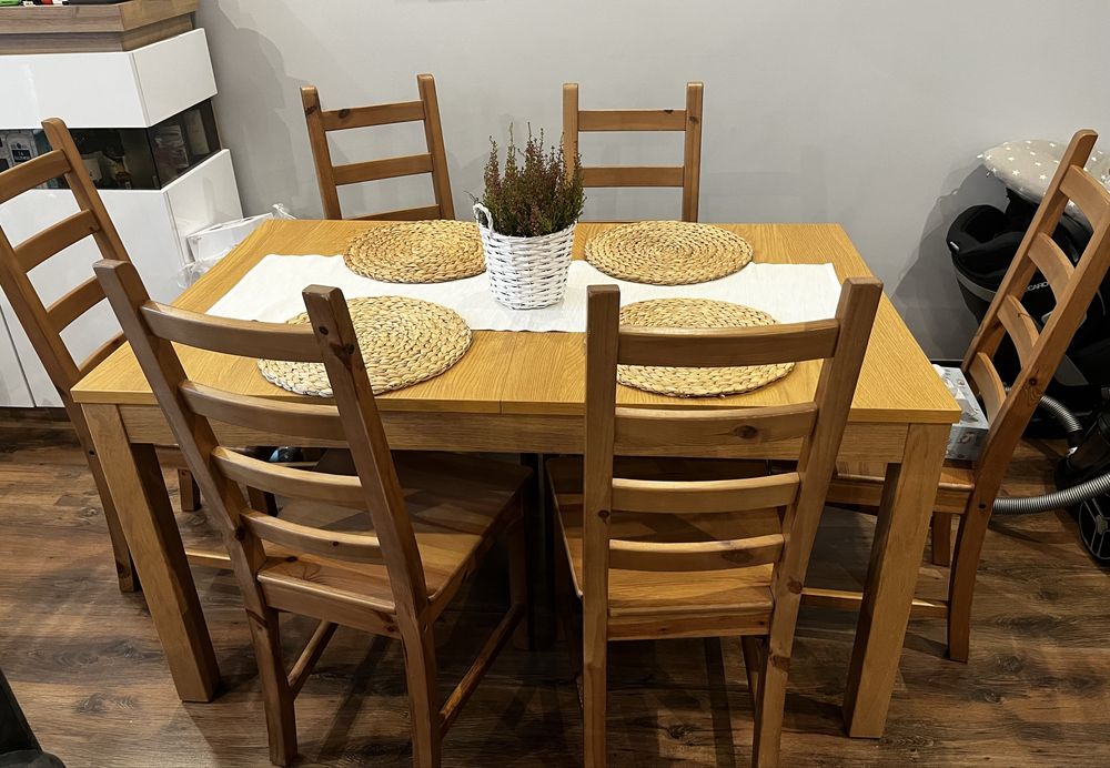 Stół Ikea Bjursta i krzesla Ikea Kaustby