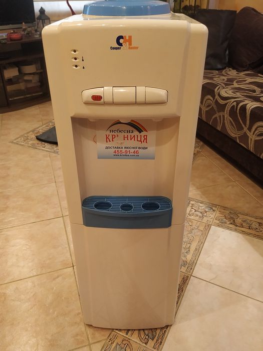 Кулер  для води працює