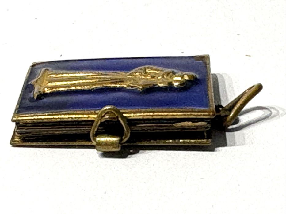 antigo pendente livrinho relicário Santo António dourado e esmaltado