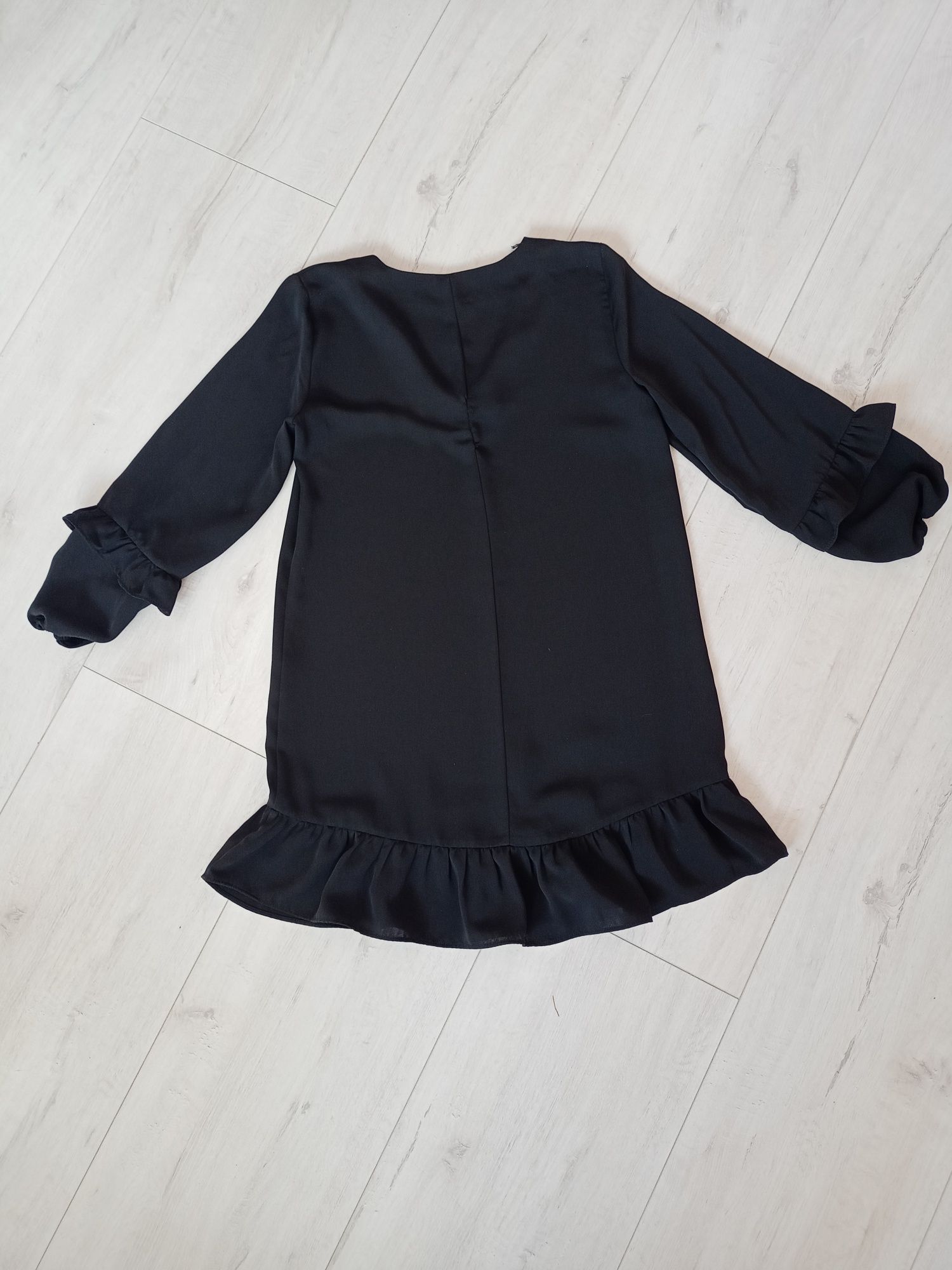 Sukienka S M Zara czarna z falbanką oversize szeroka bufiaste rękawy