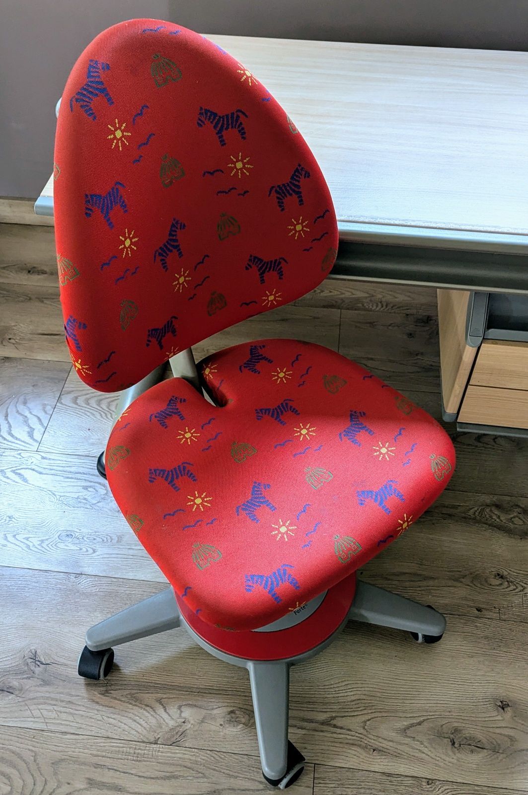 Zestaw regulowane ergonomiczne podnoszone biurko Moll i krzesło Moll