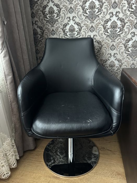 Крісло офісне або домашнє