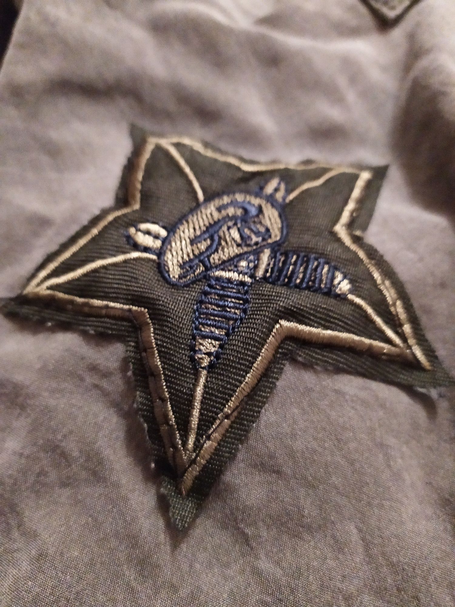 Koszula z naszywkami