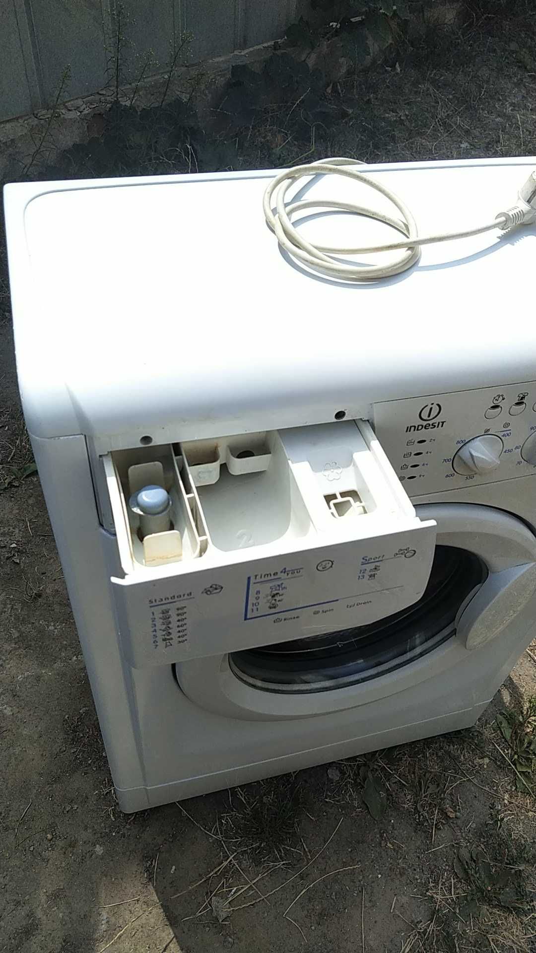 Стиральную машину автомат Indesit б.у .