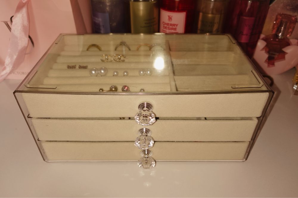 Органайзер для украшений с украшениями