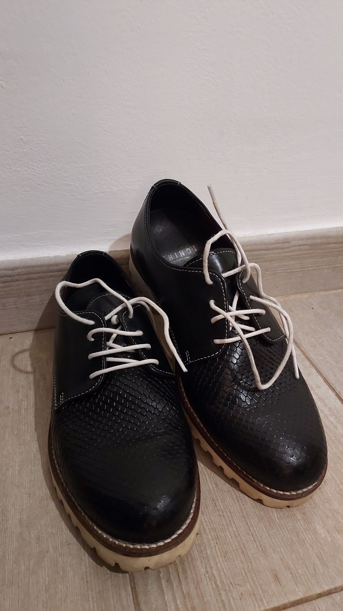 Sapatos de pele Ushindi