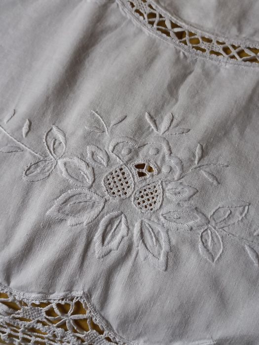 Naperon  com renda e bordados. Impecável