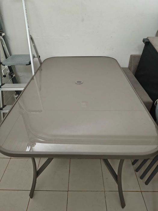 Mesa de jardim e cadeiras