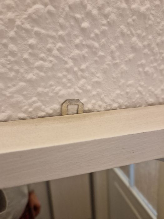 Lustro w białej ramie