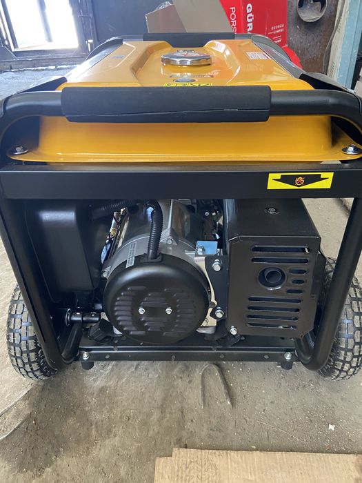 Генератор трьохфазний. Номінальна 6,0. Максимальна 6,5. Бензин.