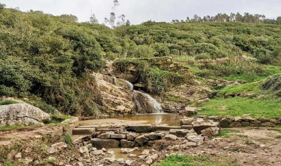 Moradia com  terreno e Grutas