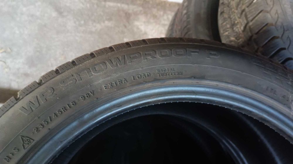 Nokian 235/45R18 4 szt.