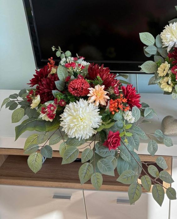 Kompozycja nagrobna wiązanka stroik cmentarz grób chryzantemy