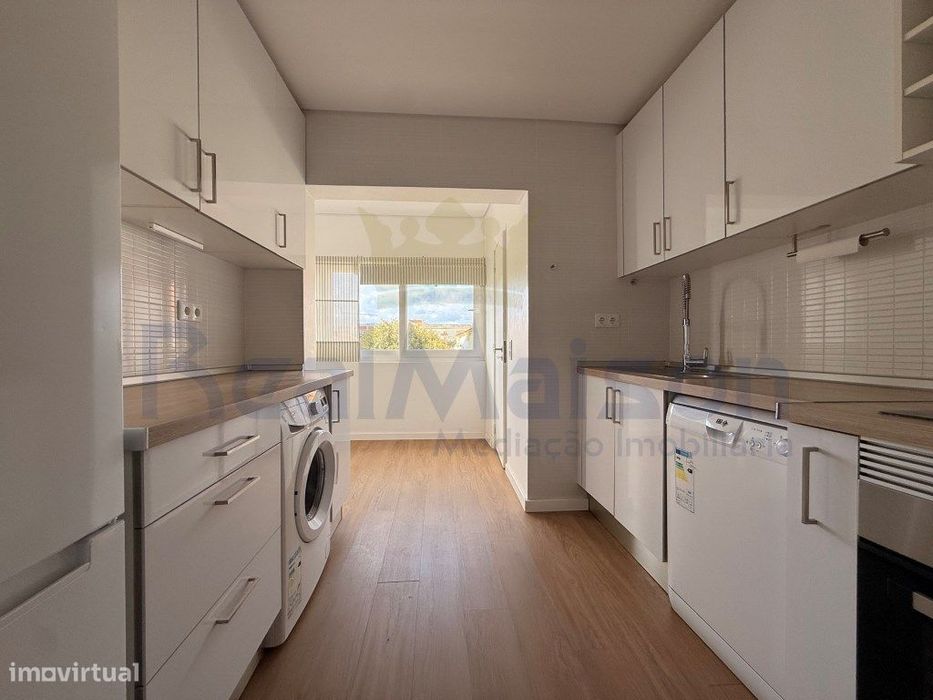 Arrenda-se Apartamento T2 em Cascais - vista Serra e Mar