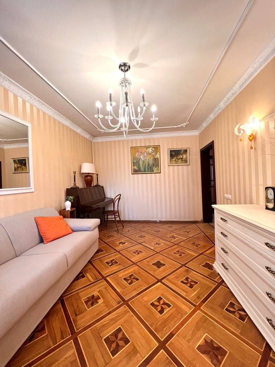 Продам 3 кімнатну квартиру, метро Перемога 1 хвилина!