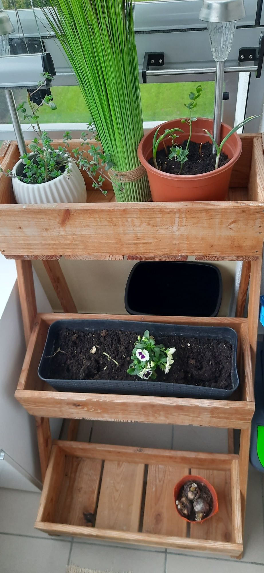 Kwietnik drewniany trzypoziomowy na balkon do ogrodu