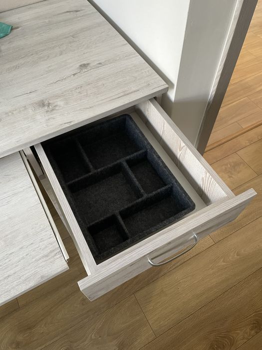 Zestaw biurko + szafki wiszące + panele tapicerowane