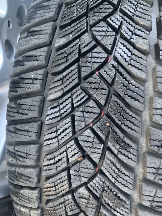 225/45/17 комплект goodyear зима