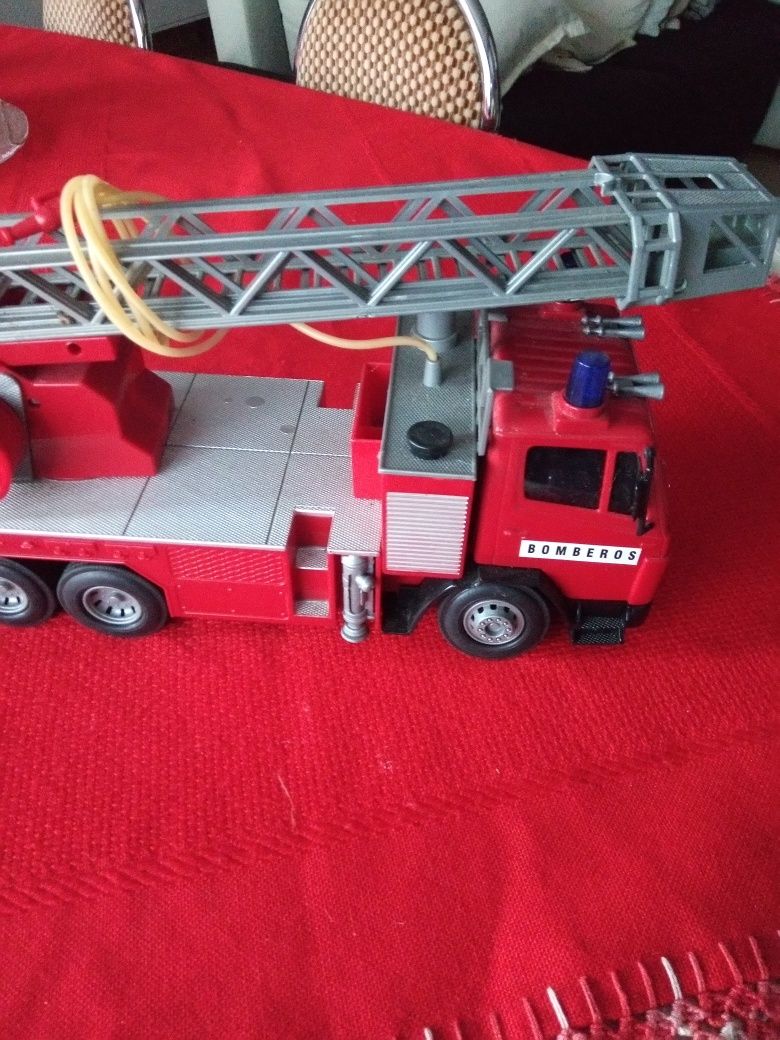 Carro de bombeiros completo