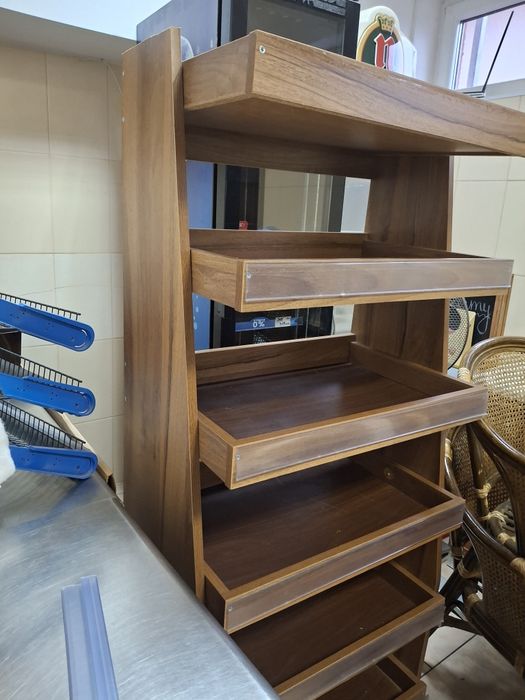 Ciekawy regał z półkami