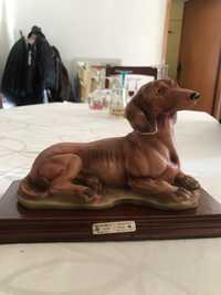 Escultura em marfinite de um cão