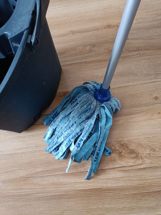 Mop z wiadrem do wycierania