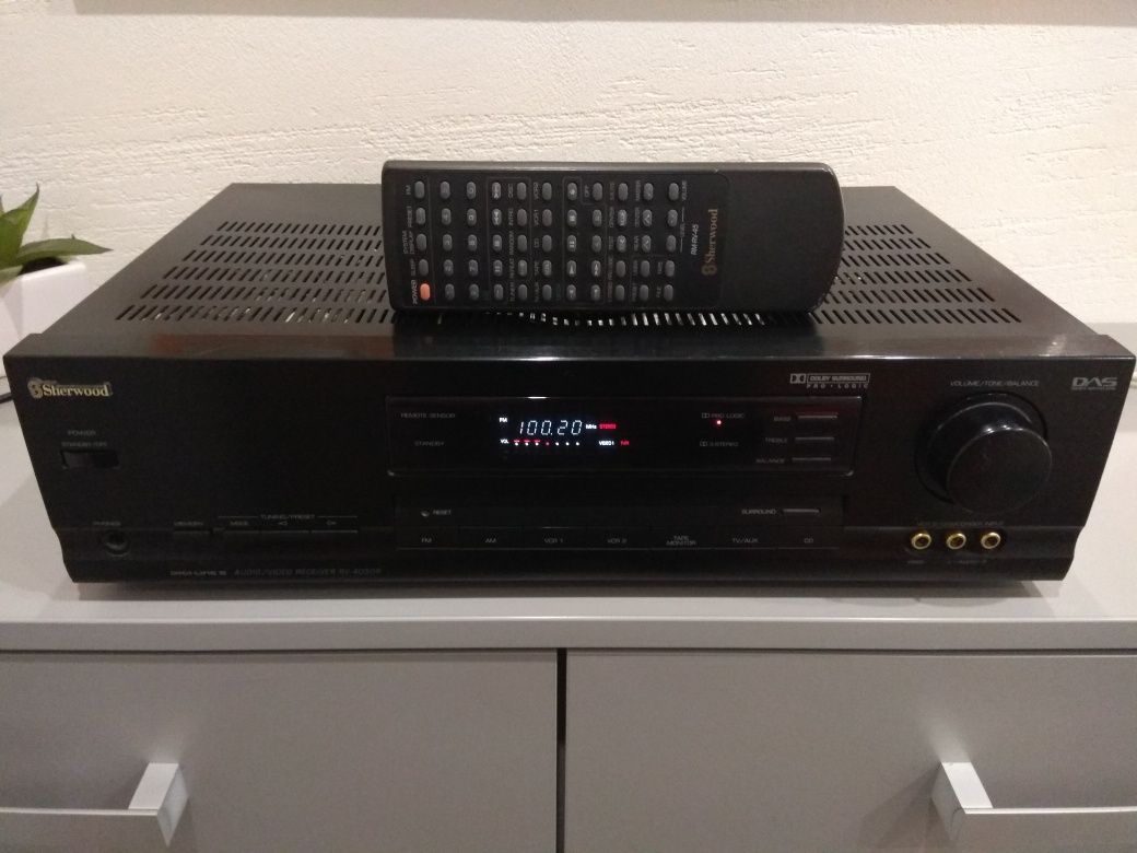 Sherwood  RV-4050R amplituner AV, Dolby Pro-Logic. Pilot.