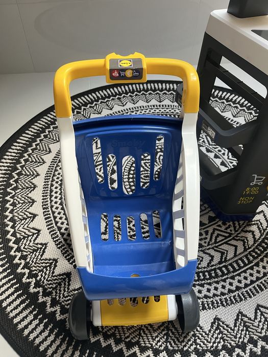Sklepik lidl z wózkiem na zakupy