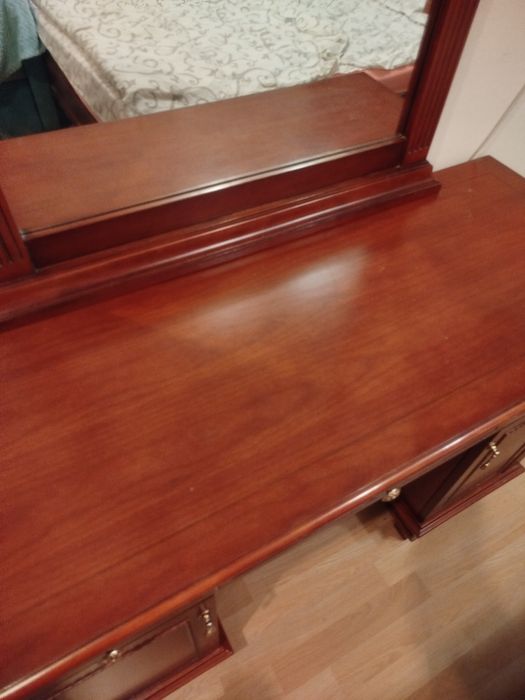 Туалетний столик з дзеркалом,трюмо з дерева