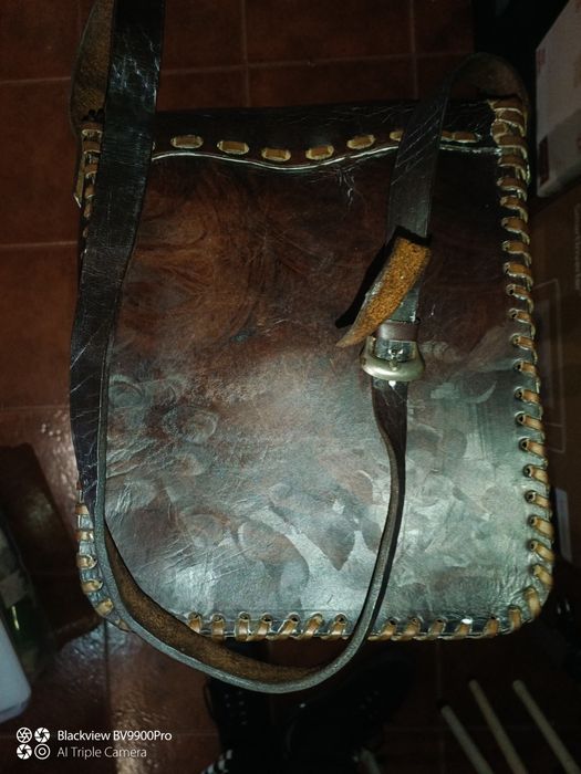 Bolsa antiga tiracolo em couro