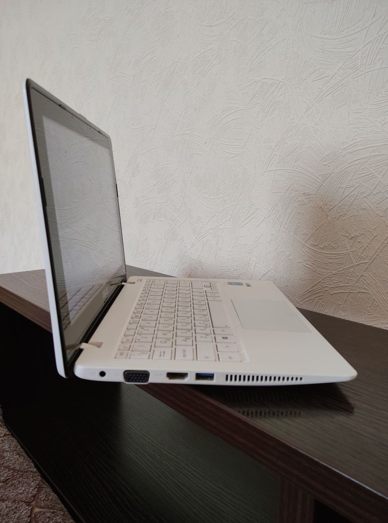Ноутбук ASUS X200LA-CT002H 11.6"