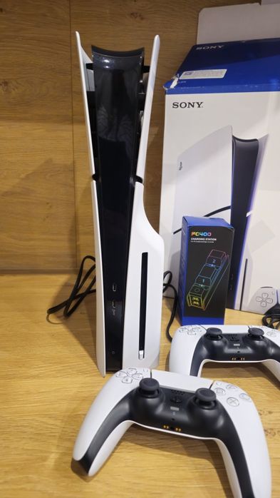 Playstation 5 slim z napędem dysk 1 tb 2 pady i ładowarka + gra