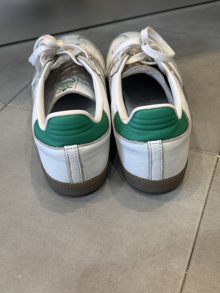Tenis adidas brancos e verdes