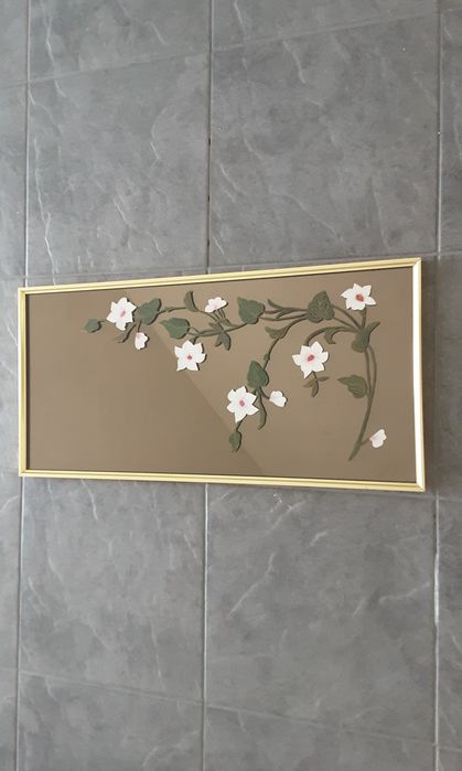 Espelho com moldura dourada